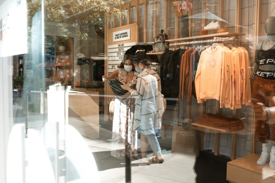 Using staff tracking to improve shopping centre cleaning during COVID-19